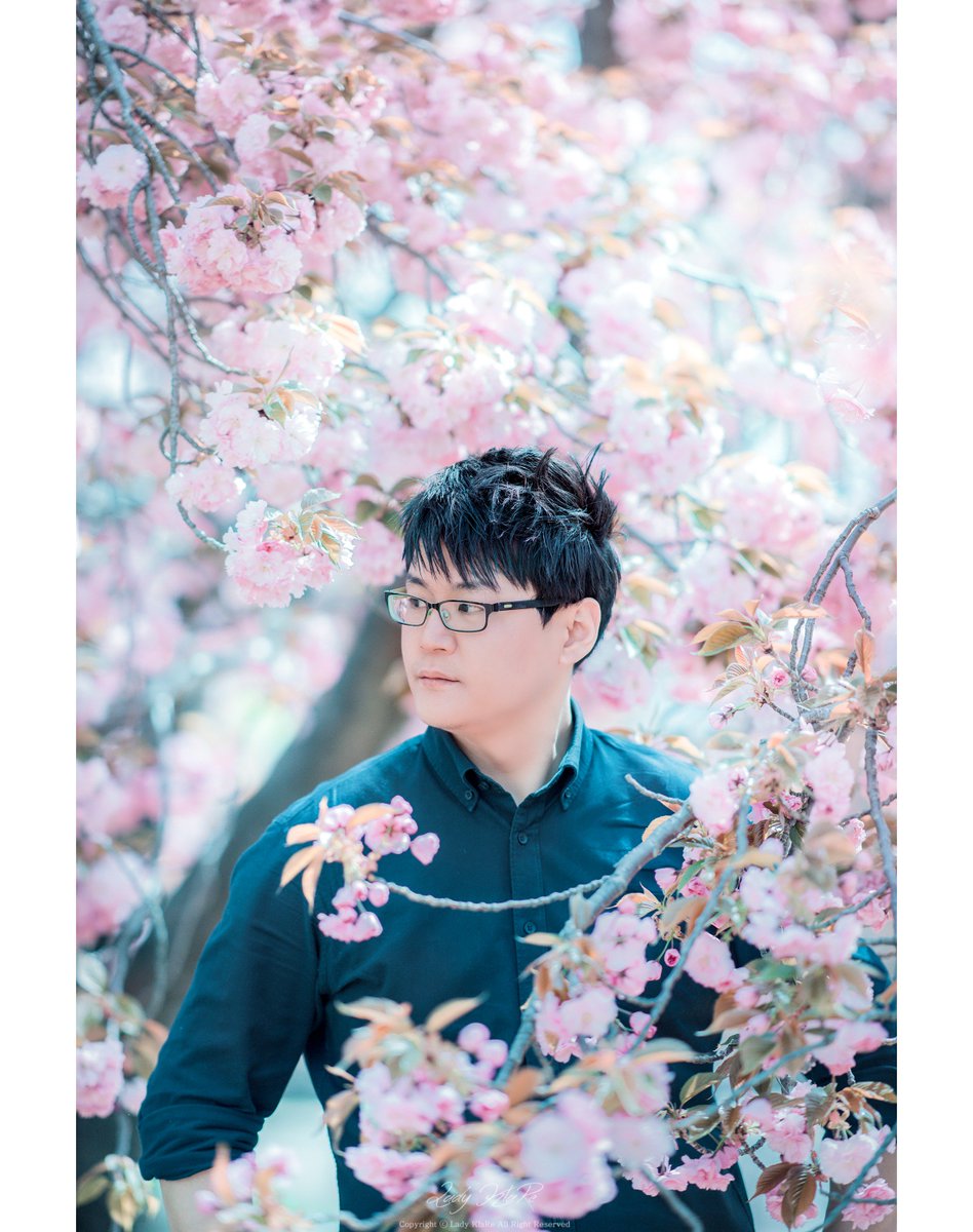 Lady_KlaRe's tweet photo. 겹벚꽃과 아저ㅆ..아..아니 남편님... https://t.co/WkUDhD9psG