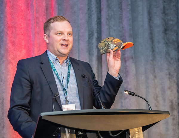 CCAECanada's tweet photo. #TBT to presenter @Shawn_Amos, showcasing the very best swag for @myNBCC #youngalumni #camo
#CCAE2018 @Shawn_Amos, présentant le meilleur swag pour @myNBCC des jeunes diplômés https://t.co/zEqYHIcqUf