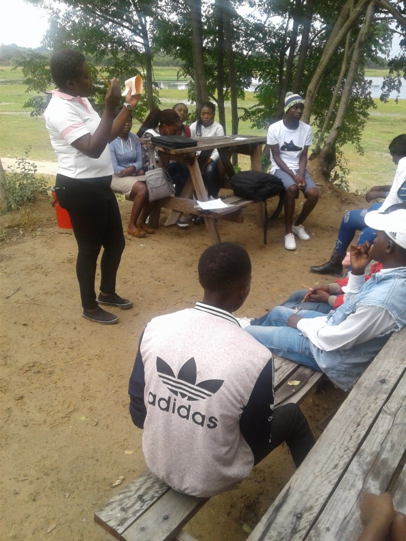 UMatterZW's tweet photo. Had a powerful session with the youths of St Mary's, celebrating our country's independence. We discussed matters troubling our youths , empowered and taught them about their civil rights as a Zimbabwean citizen. #MyCountryMyPride #Zim39 #IndependenceRetreat https://t.co/TCqBCykXOx