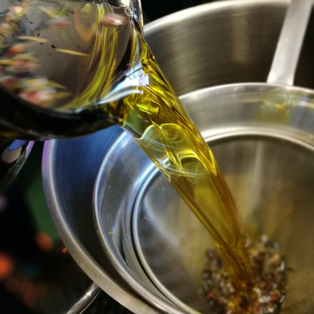 InlightBeauty's tweet image. Our artisan production starts with infusing herbs, flowers &amp;amp; roots into oils such as Organic Extra Virgin Olive and Jojoba. The mixture then macerates for up to 6 weeks exposed to sun and moon light before being pressed 😍🌿 #slowbeauty #artisanskincare #oilbased #cleanbeauty
.