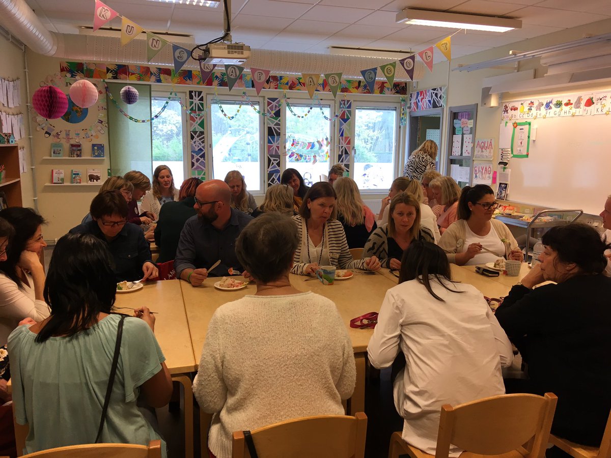 JerlhaAnna's tweet photo. På #långmosseskolan firar vi idag att vi ytterligare ett år har haft mycket lärande och bra diskussioner i kollegiet #lärande #kollegialt #tillsammans #malyft #nolyft #svlyft https://t.co/unTacMs93Z