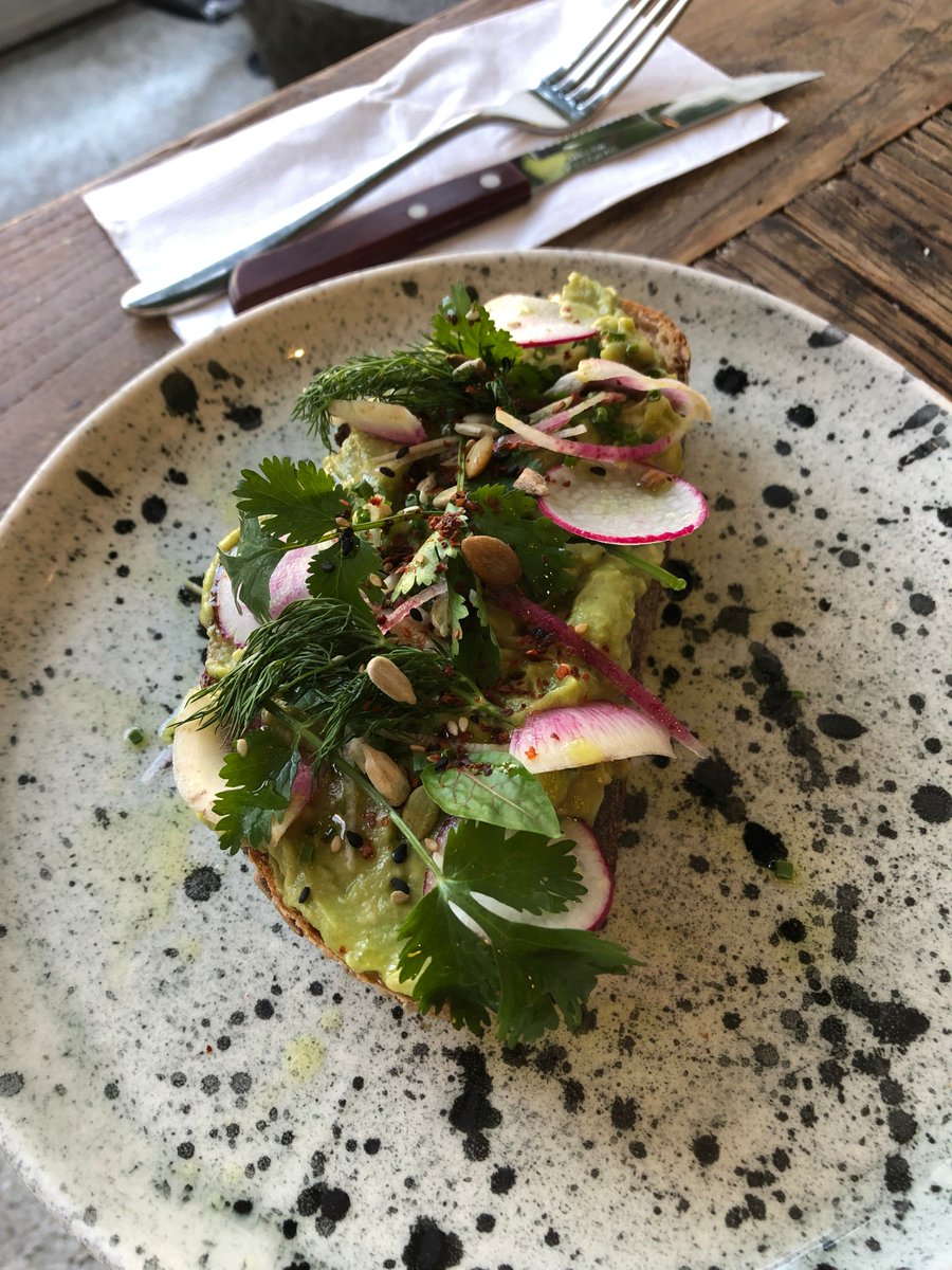 TorontoStar's tweet image. this avocado toast: $10-$15 from @earlybirdbrew 

if the toast looked like this, would you be down to pay $400,000 for a condo in van? thestar.com/vancouver/2019…