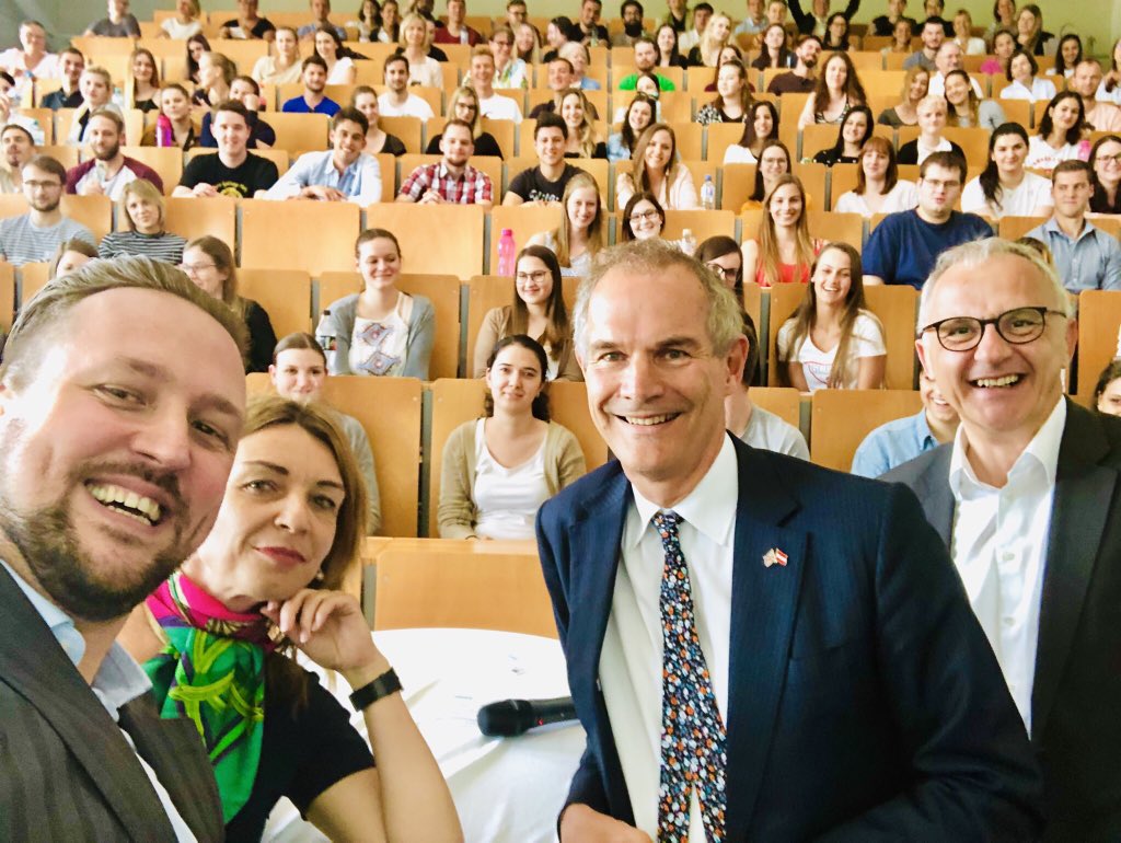 michael_roither's tweet photo. Es war uns eine große Ehre und Freude! Botschafter @LeighTurnerFCO zu Gast an der @FHBurgenland 👏🏻 Spannende Diskussionen zum #Brexit mit KollegInnen und Studierenden #BIWB 👌🏻 @GeorgPehm @EttlHuber @lukaswiesboeck https://t.co/GrP5ZzIYAt