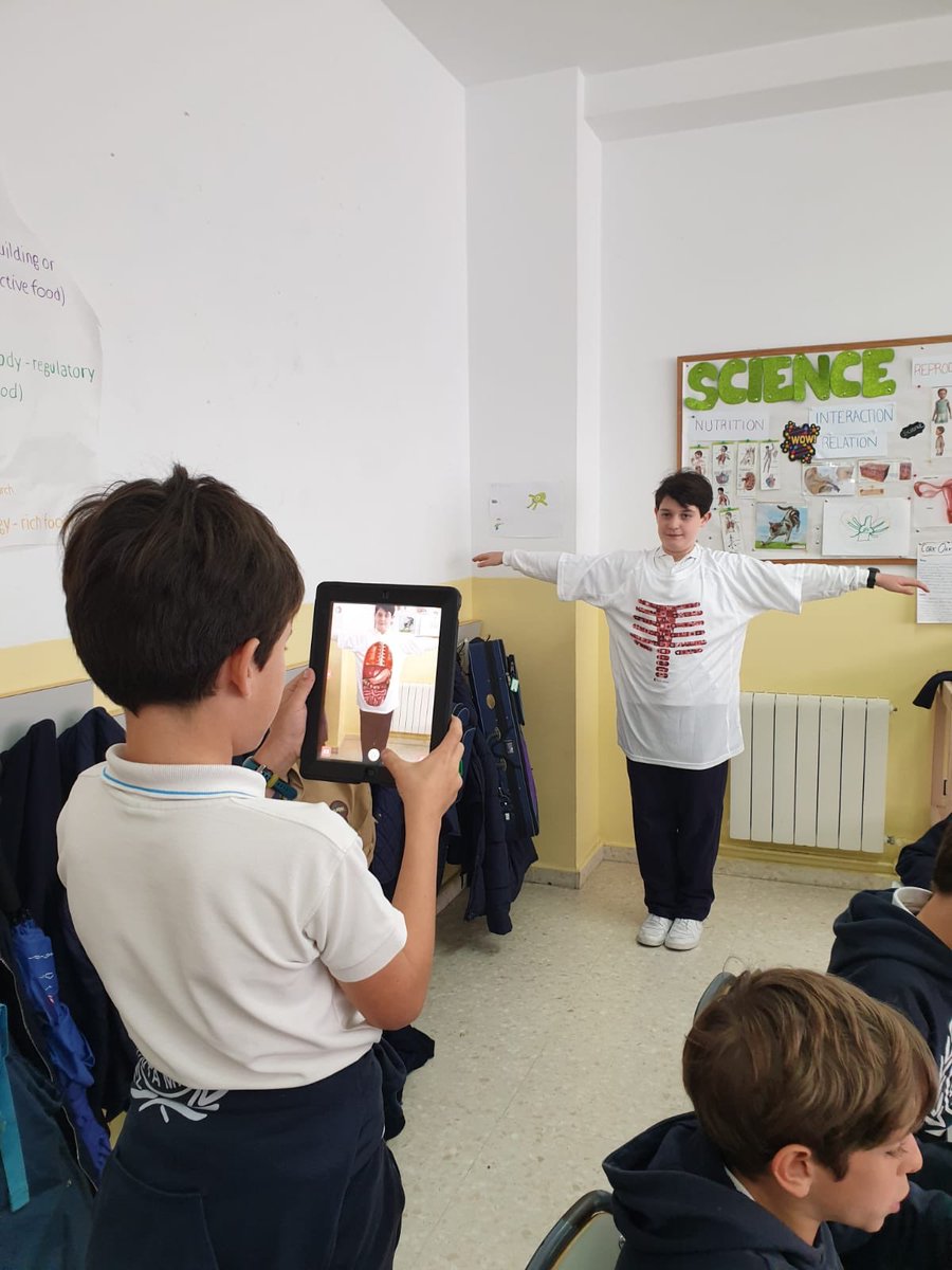 stmaryschool_'s tweet photo. Los alumnos de #5primaria aprendiendo sobre el #sistemadigestivo y la #nutricion a través de #realidadaumentada con el material de @bodyplanetAR #gamificacion #otramaneradeaprender #tecnologia #ipadproject https://t.co/zhronttImS
