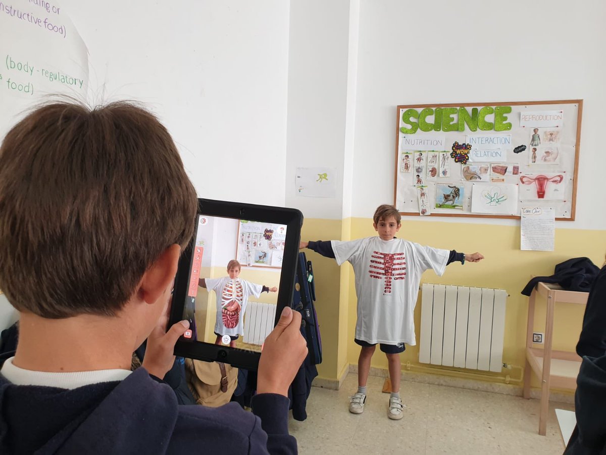stmaryschool_'s tweet photo. Los alumnos de #5primaria aprendiendo sobre el #sistemadigestivo y la #nutricion a través de #realidadaumentada con el material de @bodyplanetAR #gamificacion #otramaneradeaprender #tecnologia #ipadproject https://t.co/zhronttImS