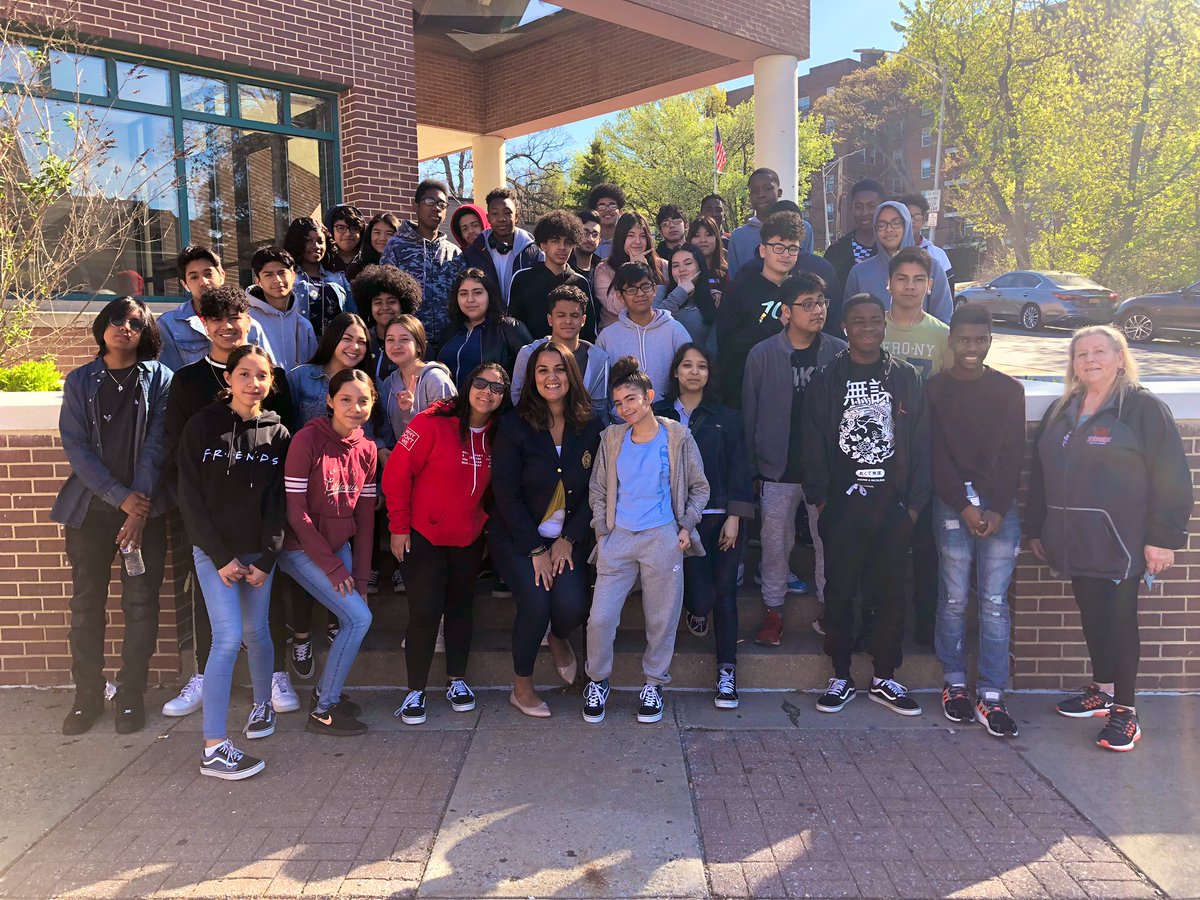 treciagesq99's tweet photo. Nothing like learning through travel! Love, Love, Love, taking my students on trips #RiversideHS #MedievalTimes #Knights #DarkAge #Manorialism #MedievalManors @quezada1229 @YonkersSchools @RcollinsJudon @mackmiggs https://t.co/epodgeLGAb