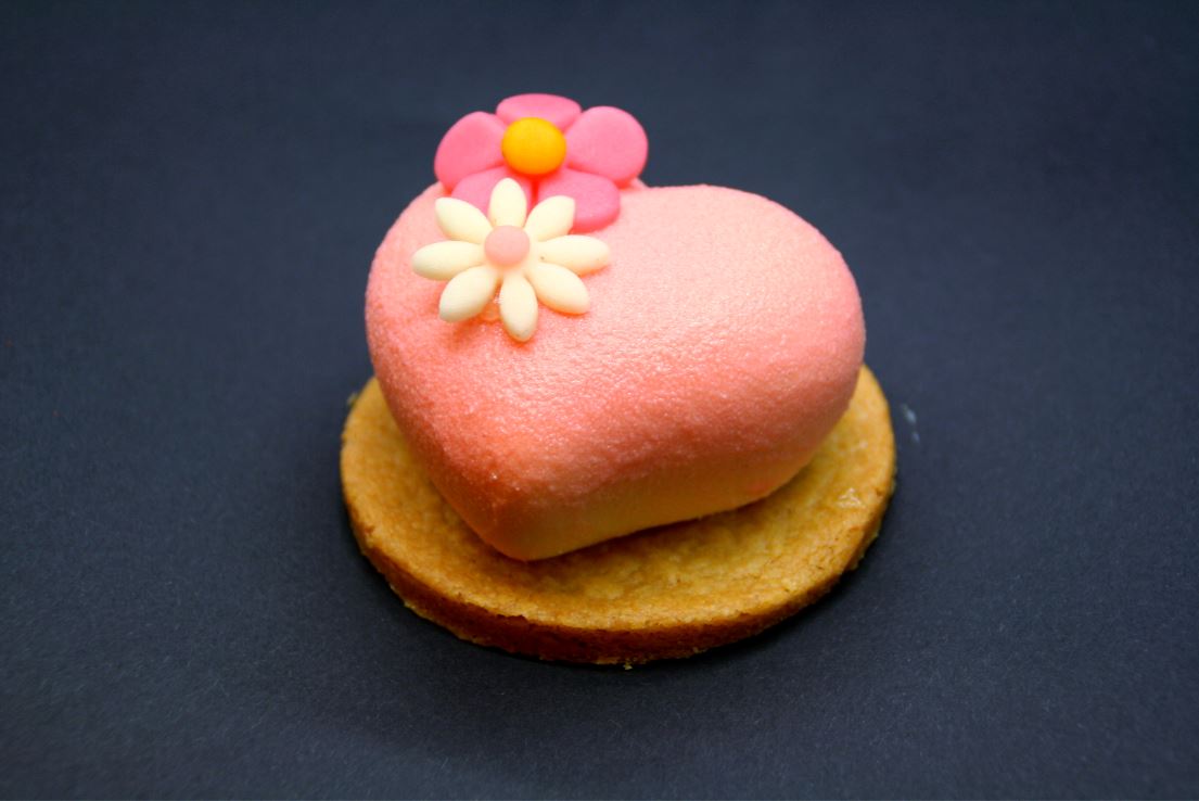 'Moeders Fluwelen Hart'

Gevuld met witte chocolade en aardbeienmousse op een krokante koek.

Speciaal voor Moederdag!
Bestel hem nu via bestelling@q-culinair.nl