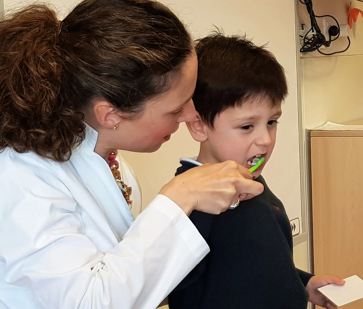 MontespinoEdu's tweet photo. Seguimos con el programa #ToBeMoreForOthers hoy nos ha visitado Cristina López, madre de #Infantil y Doctora en #Odontología. Nos ha contado cómo ayuda a los demás en su trabajo #PonTusTalentosAlServicioDeLosDemás #PadresImplicados #Valores #FormaciónCompleta #Colegio #Coruña https://t.co/VNzkcug7hN