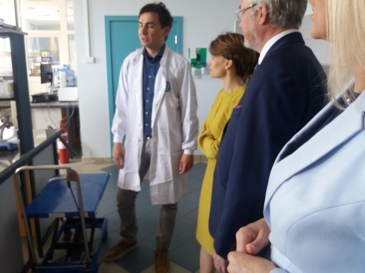 MRiTGOVPL's tweet photo. Na koniec wizyty we Wrocławiu nasza szefowa @JEmilewicz zwiedziła fabrykę polskiej firmy farmaceutycznej Hasco-Lek. https://t.co/bk8AS0zrc3