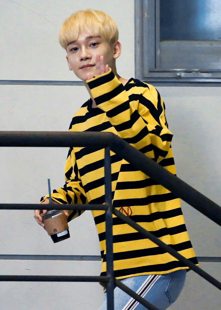 FREEDOMaNN_45's tweet photo. @menuemenue @gaagaa91 @weareoneEXO คนน่าร้ากกก #BBMAsTopSocial EXO
@weareoneEXO https://t.co/o3uxrCZWsm