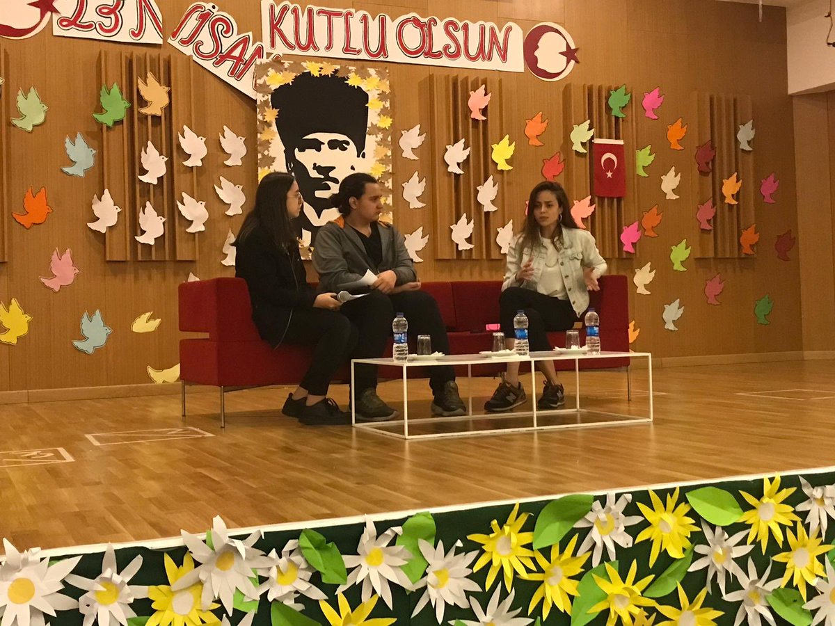Oyuncu Deniz Barut ‘Kampüste Sanat’ etkinliklerimiz kapsamında öğrencilerimizle keyifli bir sohbet gerçekleştirdi📽📺👏👏
<a href="/gookhan_/">Gökhan Eroğlu</a> 
<a href="/DogaOkullari/">Doğa Koleji</a> 
<a href="/BetulErok/">Betül EROK</a> 
<a href="/nazli10er/">Nazlı Sert</a>