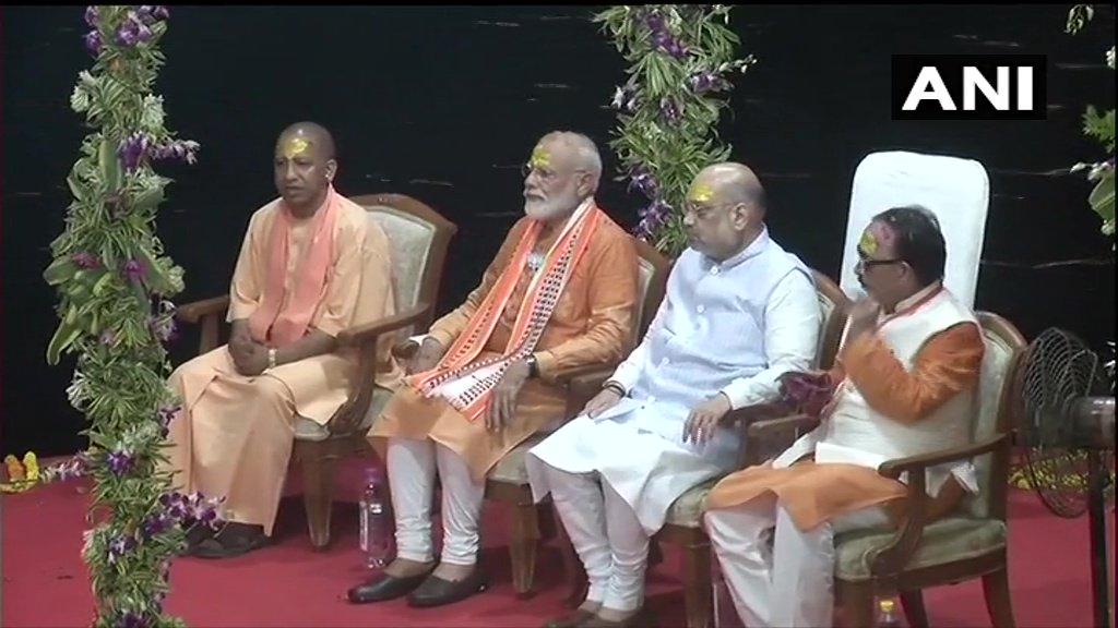 1stIndiaNews's tweet image. #Varanasi: PM Narendra Modi arrives to perform #Gangaaarti at #Dashashwamedh Ghat. UP CM Yogi Adityanath, BJP President Amit Shah &amp;amp; UP BJP chief Mahendra Nath Pandey also present.
#KashiBoleNaMoNaMo #LokSabhaEelctions2019