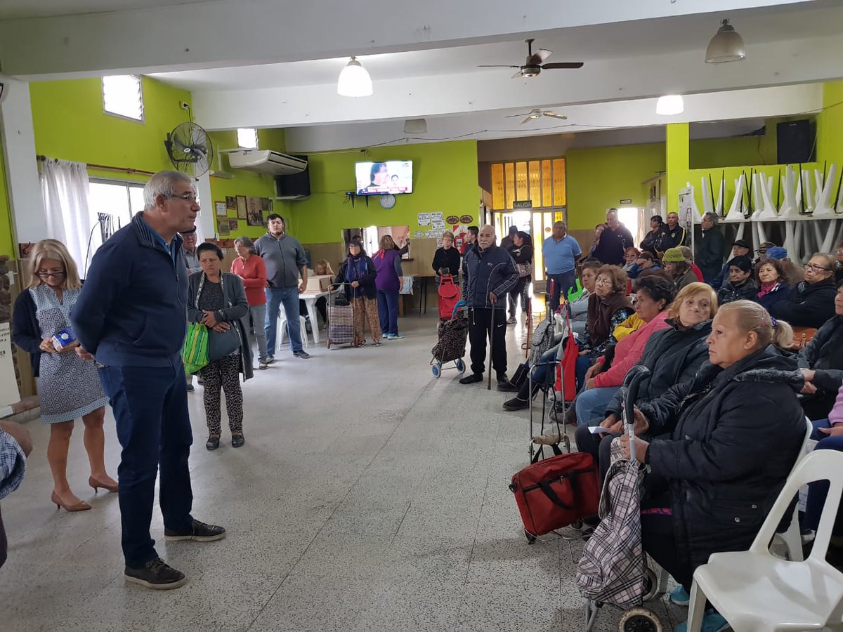 RubenBarabaniOk's tweet photo. Acompañando a la directora de #PamiEzeiza @vilmasalasok en la entrega de credenciales en el Centro de Jubilados Matienzo en #TristanSuarez. https://t.co/9Ns3TcYVOB