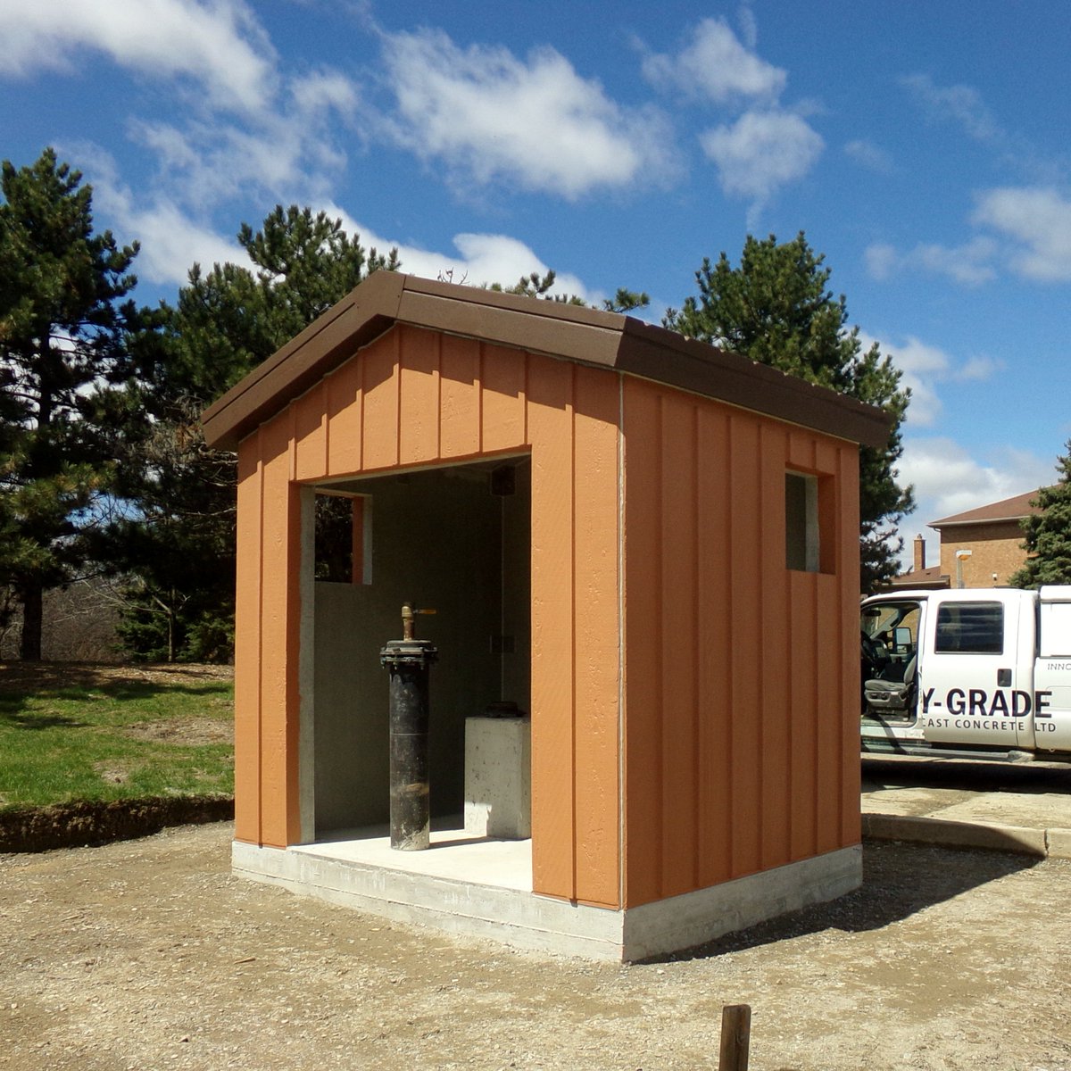 HG_Precast's tweet photo. We love to play with colours and textures to give our #precast structures unique character while still maintaining the durability of solid #concrete #construction. This building features simulated board'n'batten with a gabled roof. https://t.co/DBxXZsW2DW