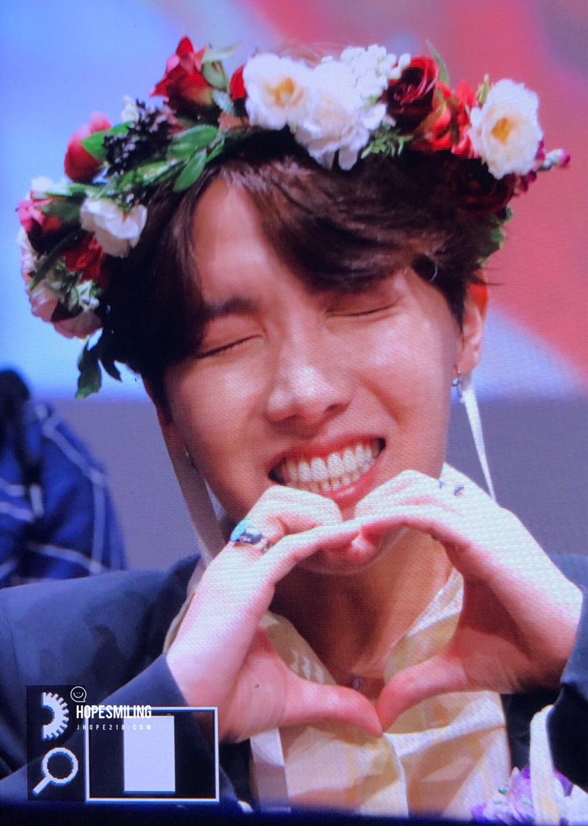 HopeSmiling0218's tweet photo. 190425 신촌팬싸 아~우~하~트~💓💓💓  #방탄소년단 #제이홉 #호석 #홉이 #호삐  @BTS_twt https://t.co/efEniod1ZE