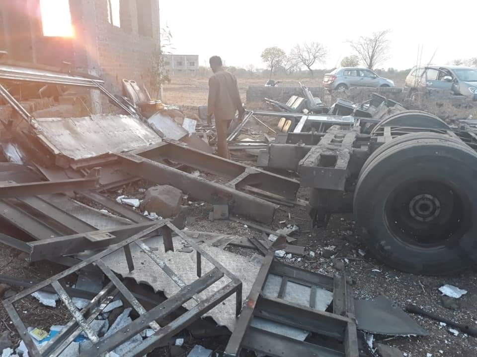 great_arbaaz's tweet photo. #Missingbus recovered after complete post mortem at Nanded road....further afzal gunj police investigating the case. https://t.co/UvbOVT53vj