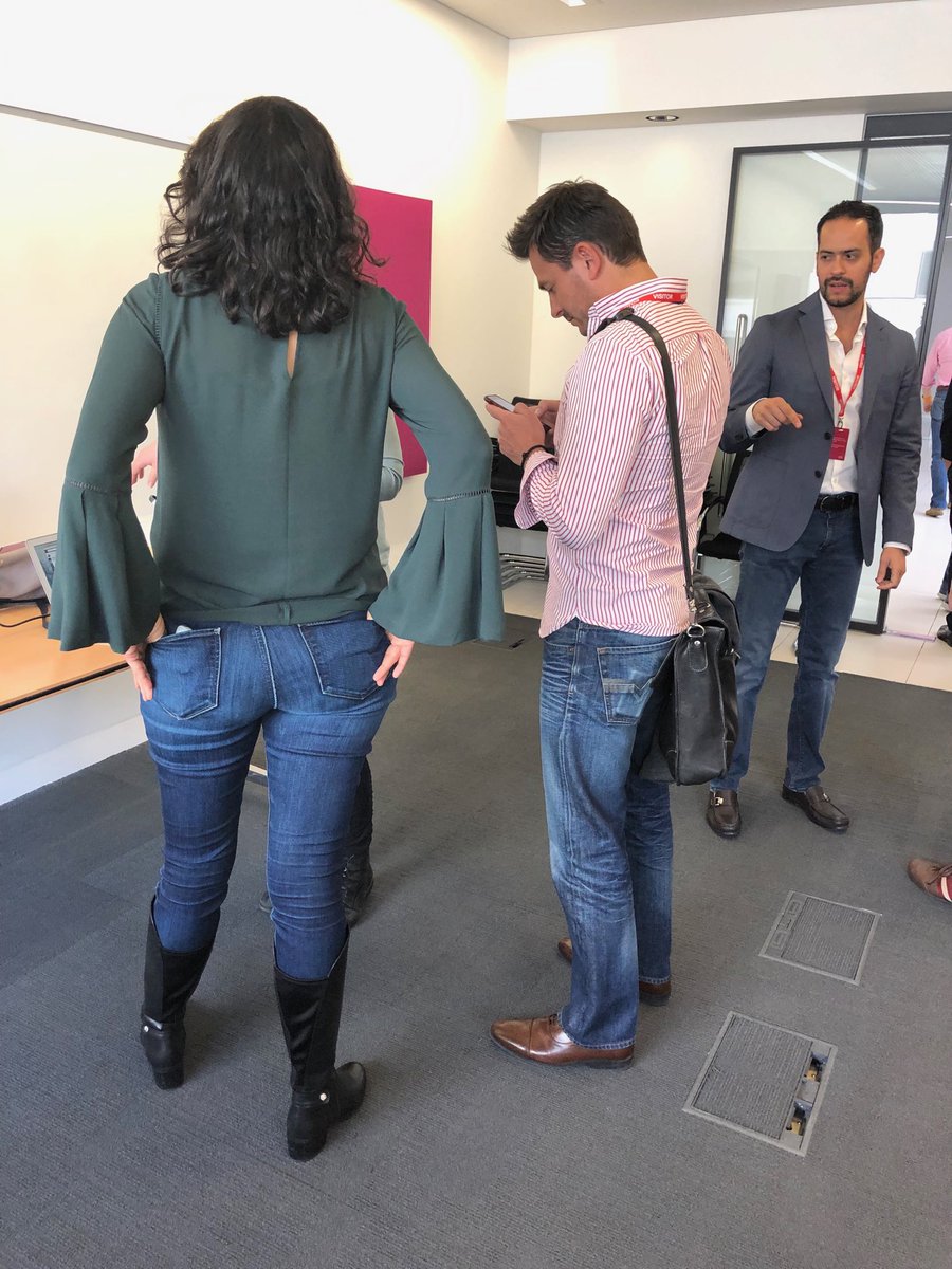 LorraineVD's tweet photo. Seeing AI in action at IBM Client Innovation Centre #IPADExIBM https://t.co/WIyP4CLolk