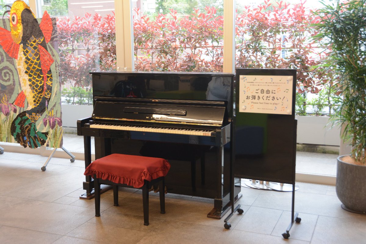 suzust's tweet photo. ベルスト鈴蘭台3階のすずらん広場にピアノが設置されてました。
何とか4月中の設置に間に合ったようです。
MIKI製のピアノって初めて見ました。
先月から設置されていた本棚が来週で終わるようです。
#鈴蘭台 https://t.co/0rfnXp5yem