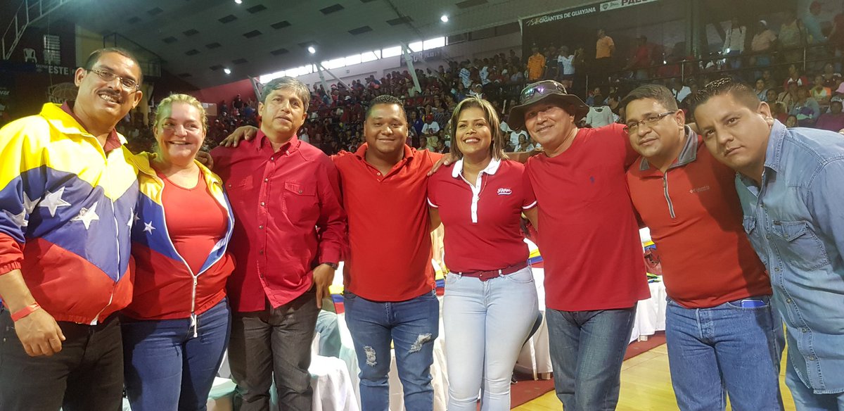 ovanyaguirre's tweet photo. Sergio Hernandez @comandosergioh alcalde de Cd Bolivar en Heres. Compartiendo con alcaldes bolivarianos del estado Bolivar en acto de juramentacion del Equipo Politico PSUV Bolivar con @dcabellor y @JustoNogueraP #LealesSiempreTraidoresNunca @NicolasMaduro https://t.co/ZjSoIfcznt