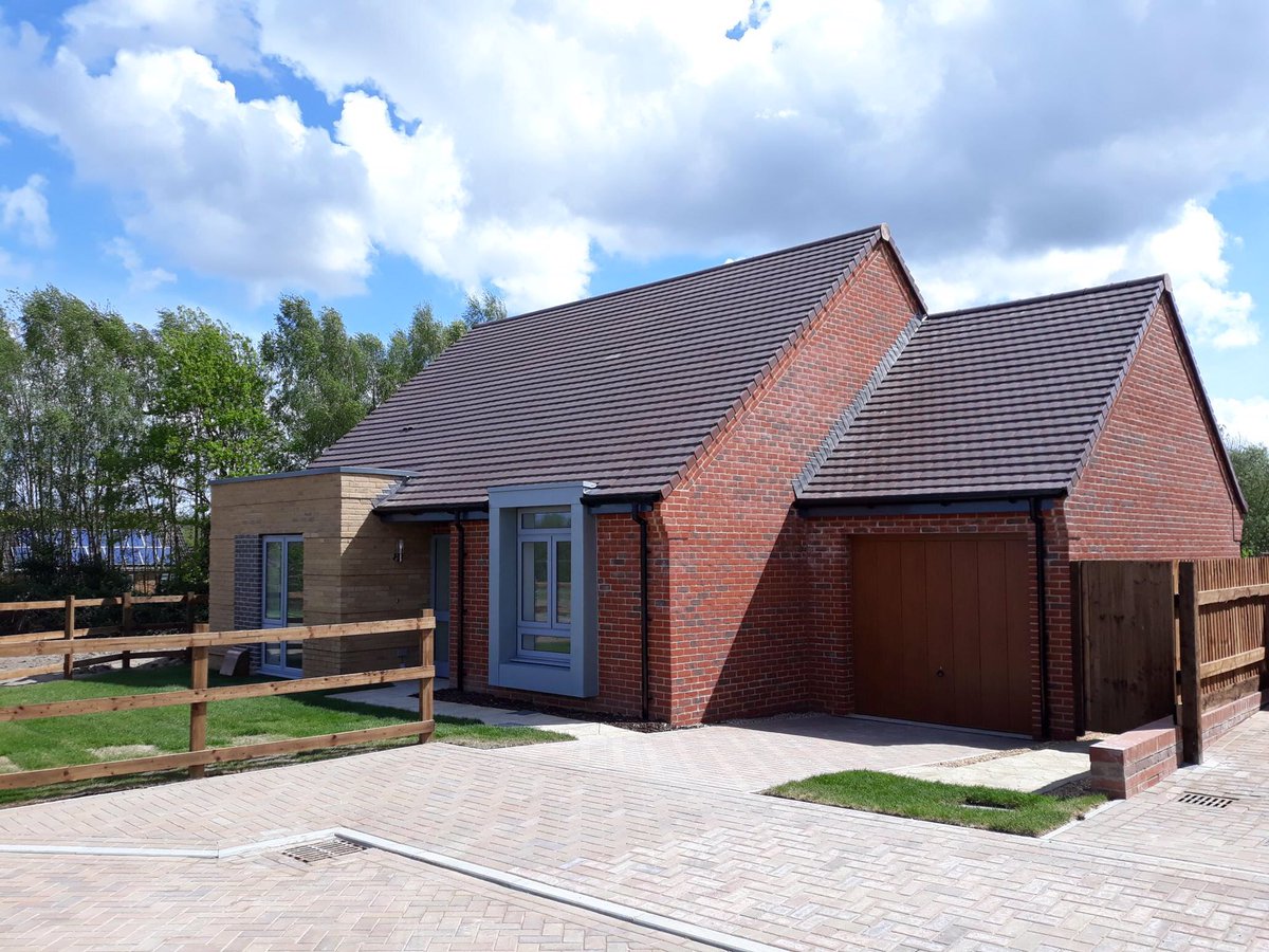 RossBryant19's tweet image. A busy day on site at the Willows, 5 more completions for market sale! #TeamRadian  @RadianHomes @radiangroup