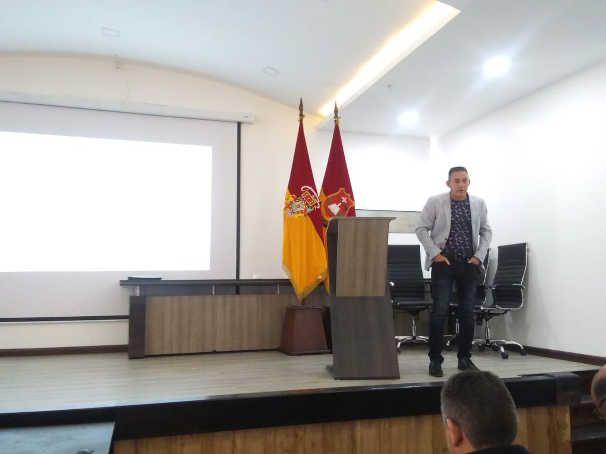 ciec2019's tweet photo. Misael Moya PhD. abordando el tema la enseñanza - aprendizaje de la escritura académica en Ecuador; problemas contextuales y propuestas metodológicas en el #CIEC2019✍🏻.
Tercer día de conferencias y talleres en el #CIITT, de la @UCatoCuenca.
#laCatoexcelencia https://t.co/qYQCpyGjyZ