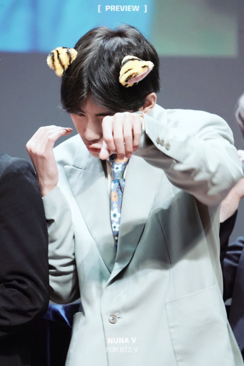 _nuna_V's tweet photo. [PREVIEW] 190425 팬싸인회
정국이 권투 보여주는데 옆에서 혼자 슉슉 따라하는 태형이🥊
#태형 #방탄소년단뷔 #BTSV #Taehyung 
#BBMAsTopSocial BTS @BTS_twt https://t.co/7IPZLgIhMy
