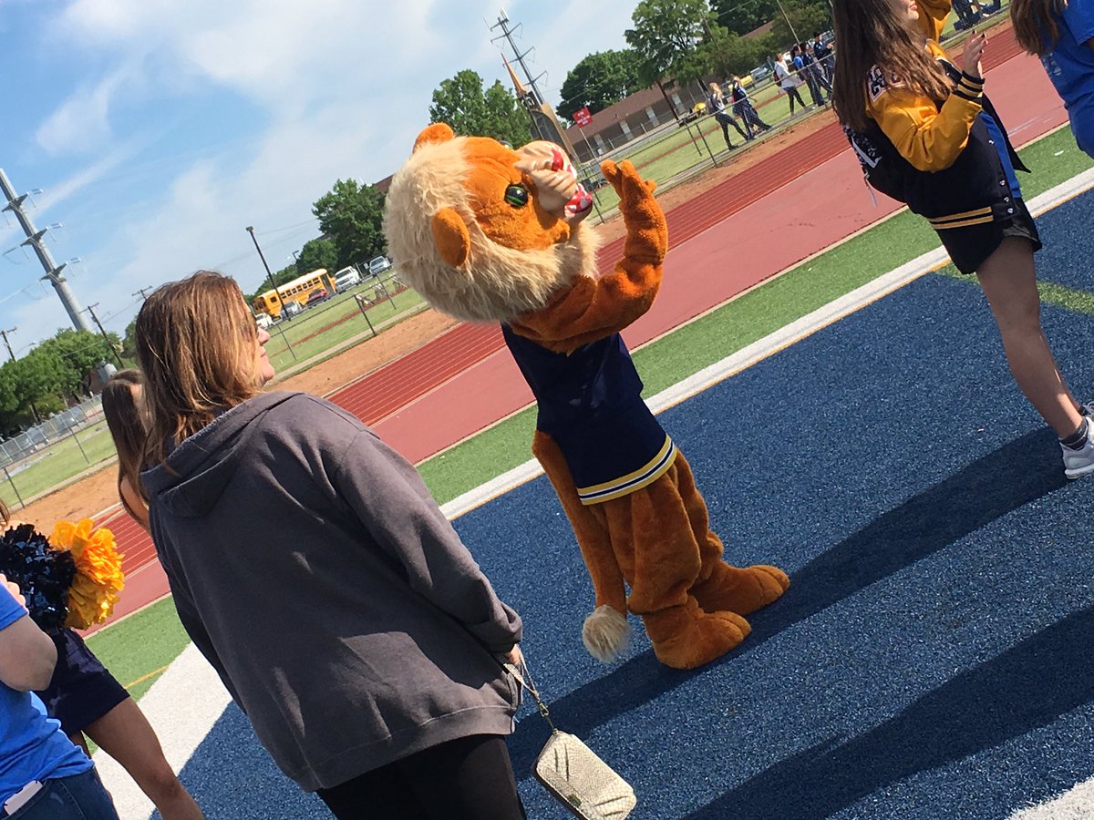 MckinneyCheer's tweet photo. 💙💛What a great day, the sun ☀️ is out and the Special Olympic Athletes finally get to compete! 💛💙GO LIONS!!! 🦁 We Love our  #McKinneyMavericks https://t.co/TjkKwL2Qs2