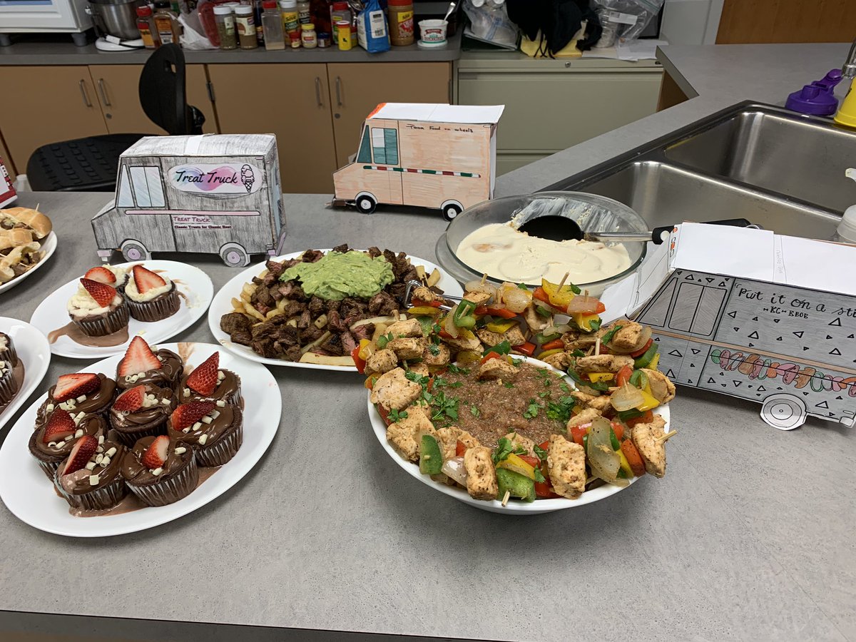 KelleyRCapper's tweet photo. #FoodTruckFestival in Adv. Foods! #Yum Great Activity @tcfre! Now, this is Teaching Like a Pirate! @burgessdave @SMWestOffice @theSMSD #TLAP https://t.co/qE45a5vPwX