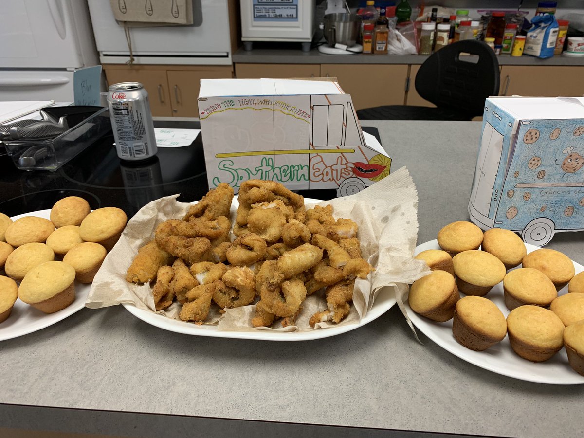 KelleyRCapper's tweet photo. #FoodTruckFestival in Adv. Foods! #Yum Great Activity @tcfre! Now, this is Teaching Like a Pirate! @burgessdave @SMWestOffice @theSMSD #TLAP https://t.co/qE45a5vPwX