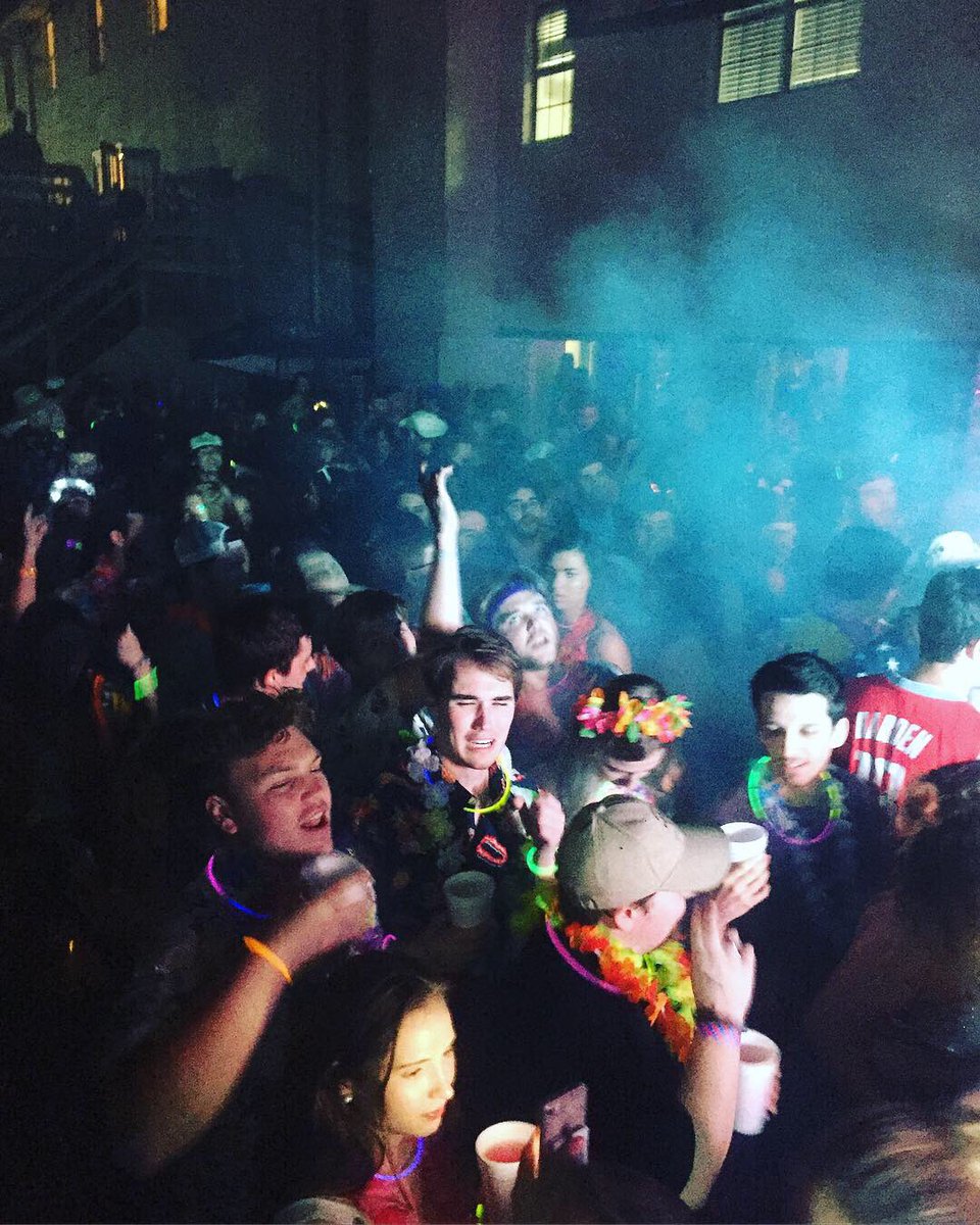 CrescentMoonEnt's tweet photo. SNBRN brought the party to Phi Tau of Ole Miss with production from Manny at Power House Audio and we just had to brag a little😏 Call CME today to book for your next event!
#SNBRN #nationalact #party #events #booking #live #production https://t.co/hwUuDIeDZ8
