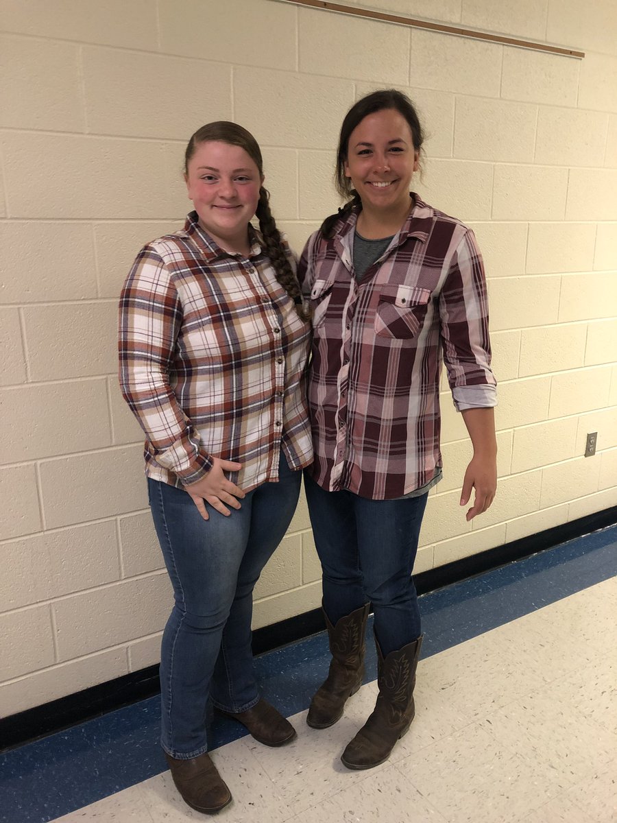 hemclean626's tweet photo. “Ms Mclean, who is going to be your twin tomorrow?”
“I dont have one”
“I’LL DO IT MS. MCLEAN”
#winning #spiritweek #lhseaglesva https://t.co/wgwUkkaELS