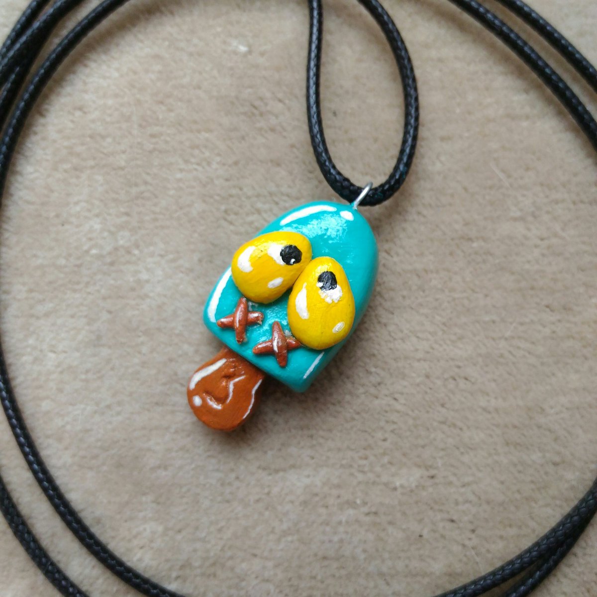 Banansplanet's tweet photo. Finally made a necklace from my favorite game!!! I love it
#oddworld #abe #modacine #ps1 #playstation #playstation1 #necklace #necklaces #accessories #clay #dryingclay #diy #cute #adorable #gamer #game #popsicle #icecream 
#my_work #mywork #myart
@OddworldInc @lorne_lanning https://t.co/JRWrSt8scQ