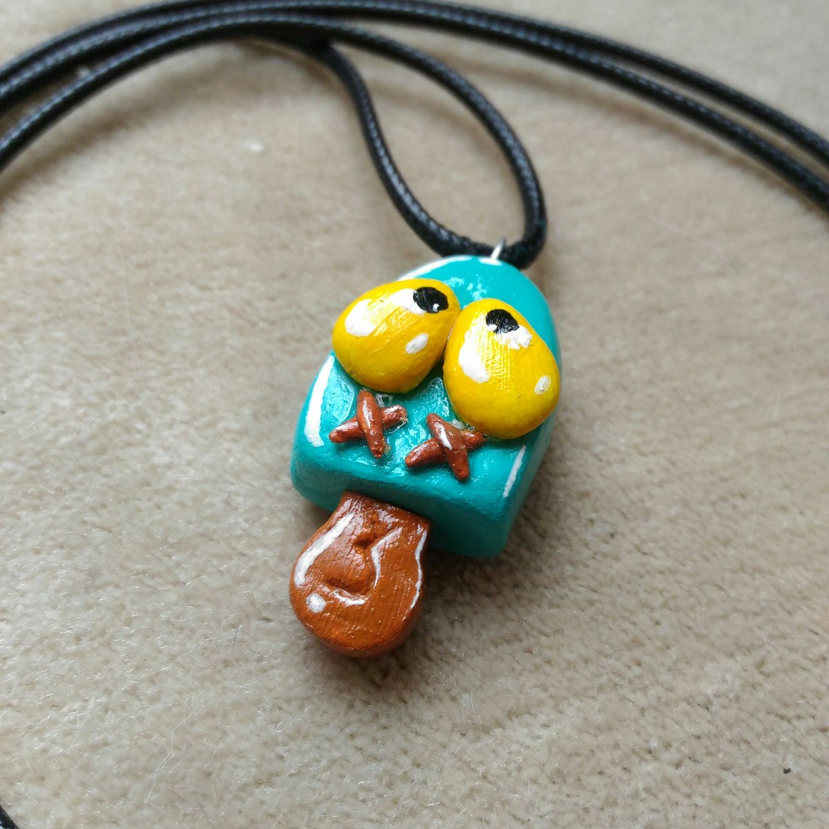 Banansplanet's tweet photo. Finally made a necklace from my favorite game!!! I love it
#oddworld #abe #modacine #ps1 #playstation #playstation1 #necklace #necklaces #accessories #clay #dryingclay #diy #cute #adorable #gamer #game #popsicle #icecream 
#my_work #mywork #myart
@OddworldInc @lorne_lanning https://t.co/JRWrSt8scQ