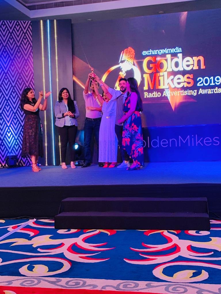 RedFMIndia's tweet photo. This makes all the hard work worth it! #goldenmikes #awards @e4mtweets #bajaateraho #mahathappa https://t.co/6OfgORQA5W