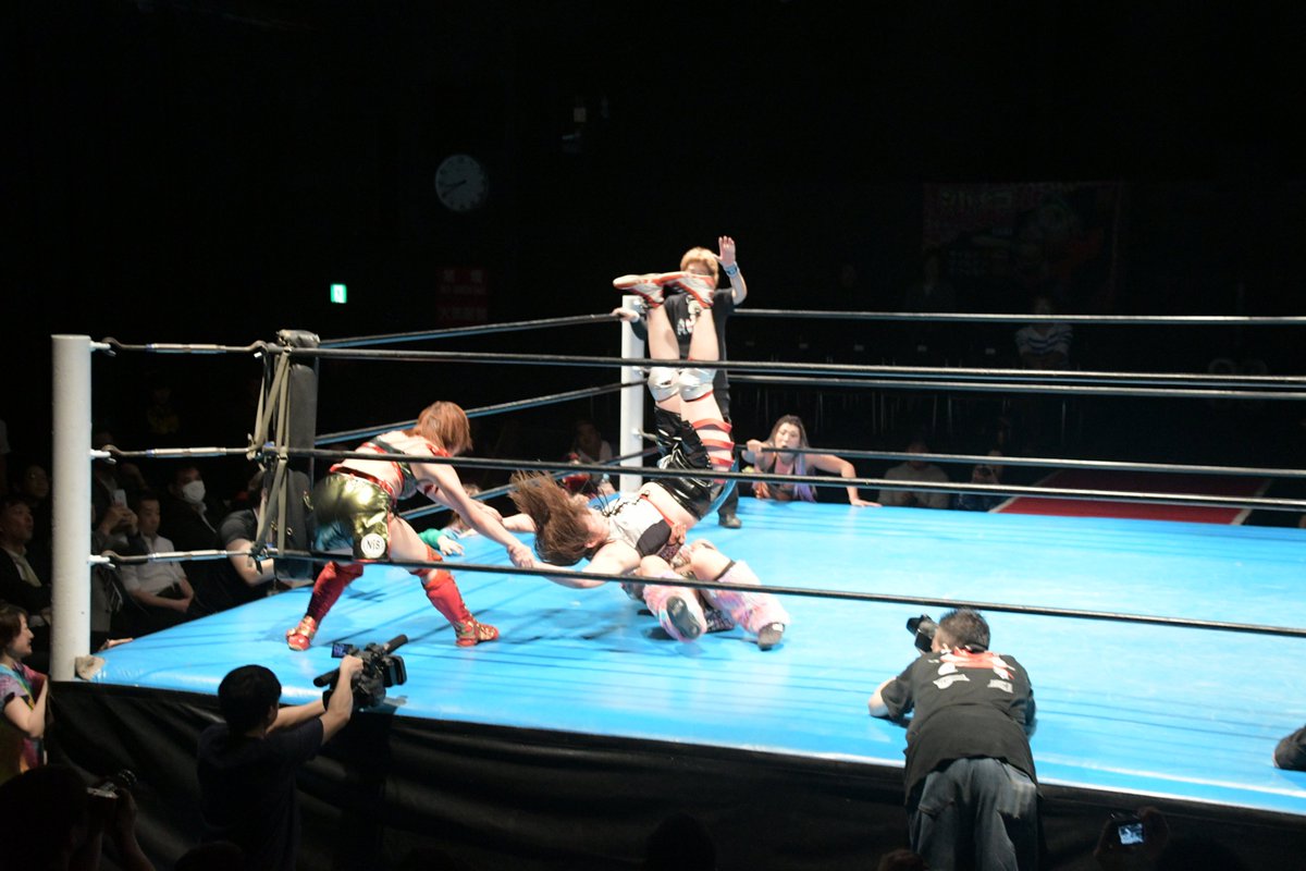 SuperLight977's tweet photo. 2019.04.25
#ACT39

第5試合
#SAKI 選手 &amp; #山下りな 選手 vs #高瀬みゆき 選手 &amp; #有田ひめか 選手

カミカゼからの〜ジャンボが空から降ってくる！！

#アクトレスガールズ
#AWG
#新木場1stRING https://t.co/Wj0h4z2z6J