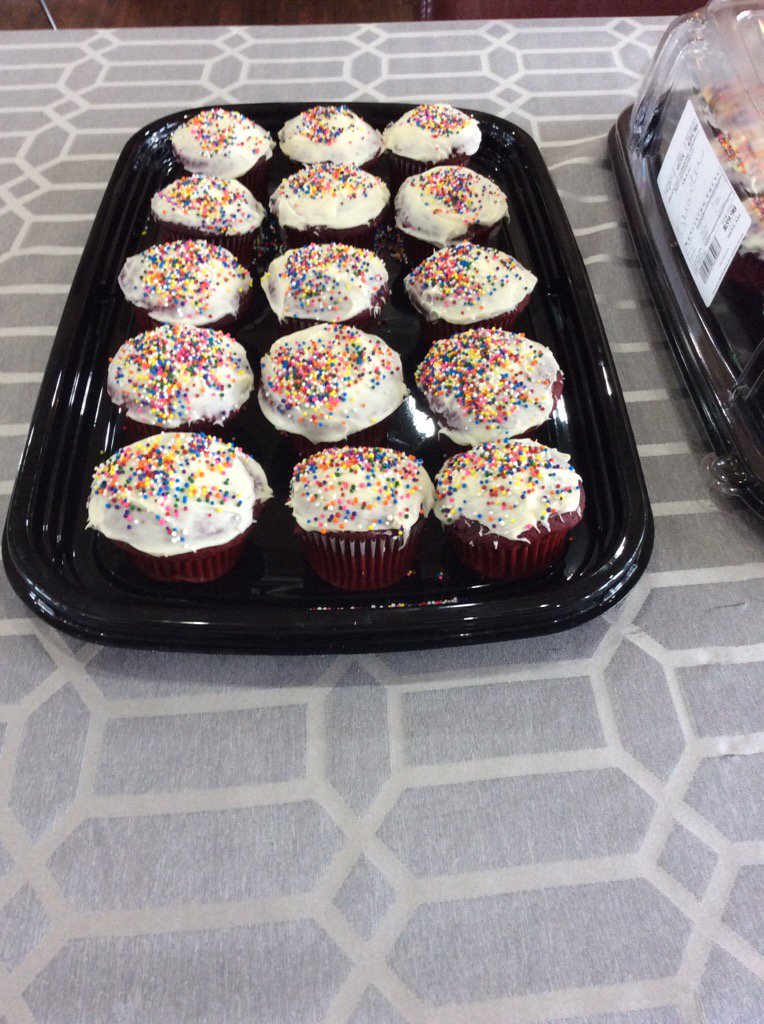 QuartersCF's tweet image. 🎂 April Birthday Cupcakes 🎂 Come on in for a sweet treat 😃
#TheQuarters #BirthdayCupcakes