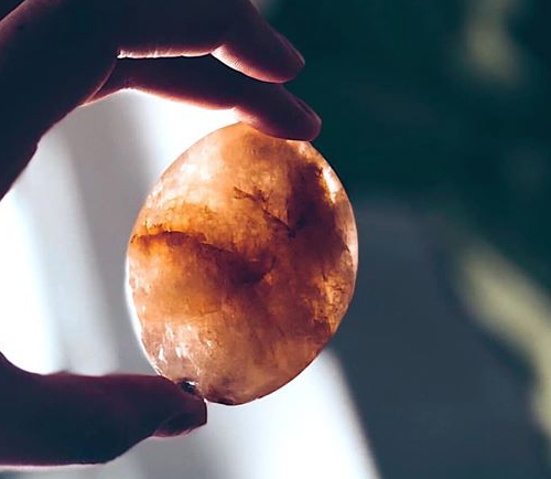 SpiritualBox_Fr's tweet photo. Connaissez-vous le galet doré de guérison ? En lithothérapie, cette pierre favorise énormément de confiance en vous et augmente l’estime de soi, nous parlons de guérison quant au rapport à vous-même, à la paix intérieure. 
Disponible sur https://t.co/ykneu7Z6MC 👈🏼 https://t.co/lEWvuMAT3E