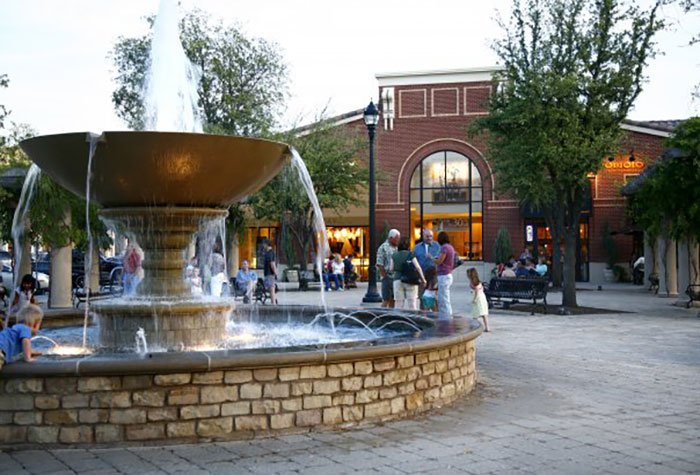 Digitally native brands <a href="/WarbyParker/">Warby Parker</a>, <a href="/Casper/">Casper</a> and <a href="/UNTUCKit/">UNTUCKit</a> to open at @SouthlakeTownSquare. Read more here:  chainstoreage.com/real-estate/di…