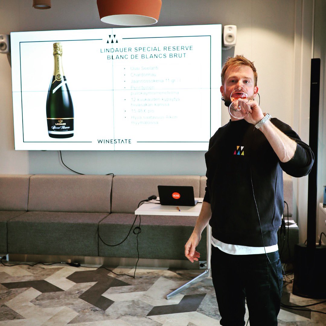 Tänään juteltiin viinimarkkinoinnista ja maistettiin muutama #kuohuviini <a href="/AllerMediaOy/">Aller Finland</a> järjestämässä #smartmarketing -tapahtumassa. Tarjoilut viimeisen päälle by @foodcampfinland 😋. #viini #markkinointi