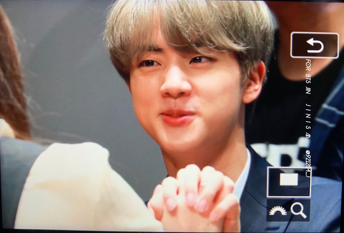 921204_J's tweet photo. 190425 엠투유 팬싸인회 
#석진 #석찌니 #진 #JIN
#BBMAsTopSocial
@BTS_twt
보조개가 정말 귀엽네요오오😆💕 https://t.co/iP2JqtyoJE