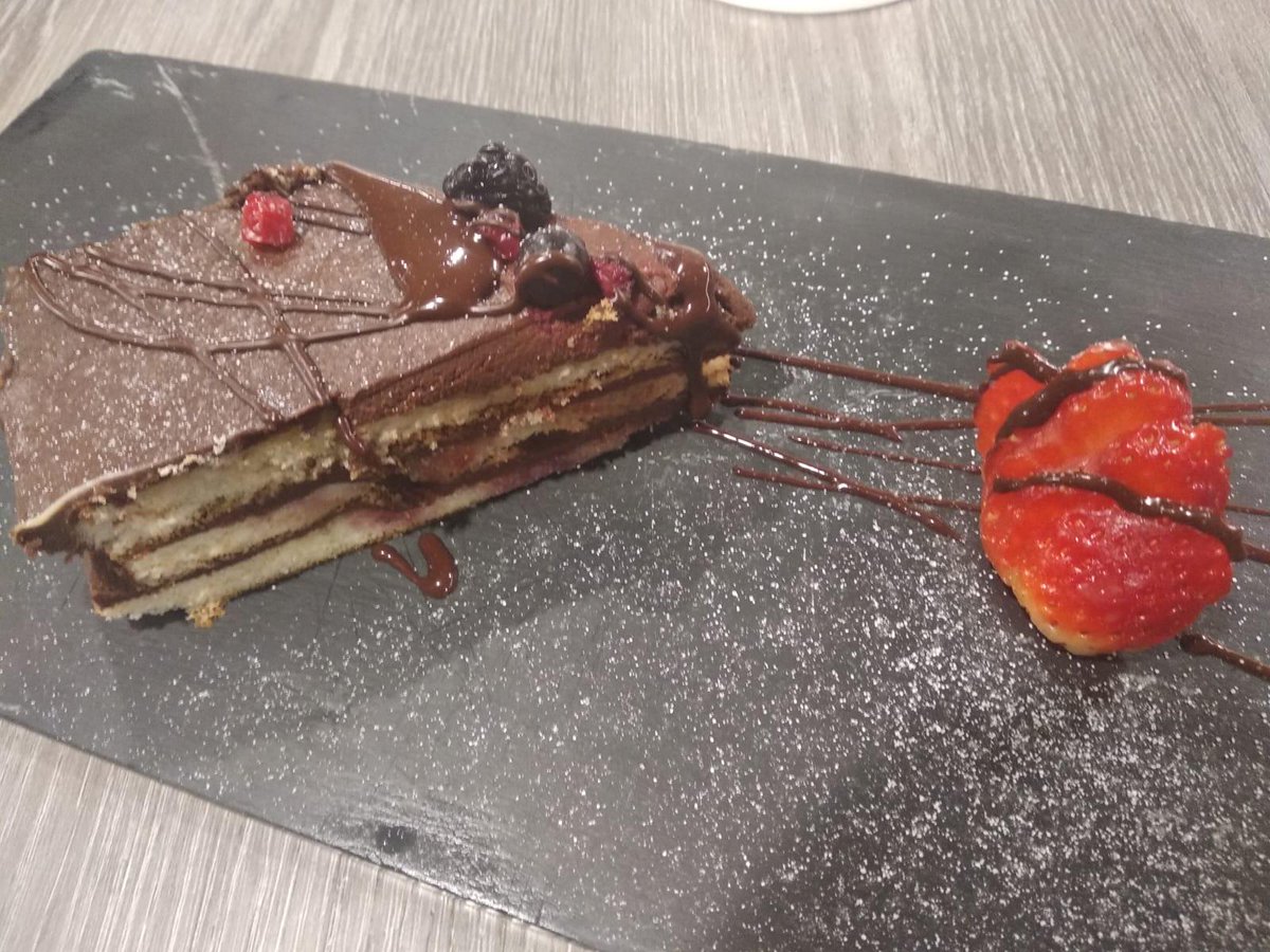 Esta deliciosa #tartadechocolate fué uno de los #postres de nuestro #menú de hoy .... que habrá mañana?? ... seguro que también está delicioso!! #postredemenú #alasombradelajirafa 🦒#LoNuestro #Oviedo #chocolatelovers