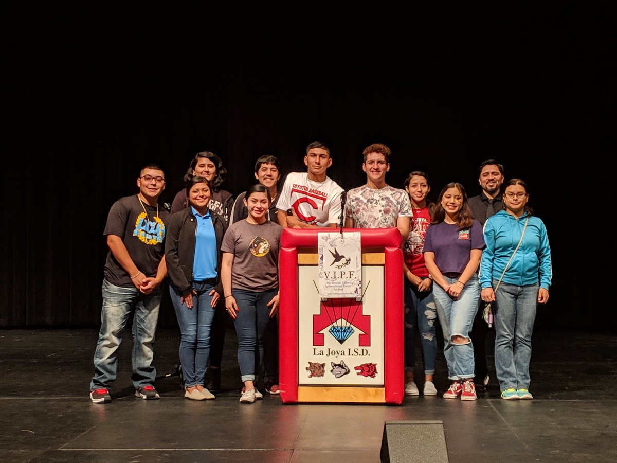 poetmariachi's tweet photo. La Joya Early College students presenting their poetry. @ljechs @GarciaThePoet @rgvipf #OurstudentsOurschoolsOurcommunity #NationalPoetryMonth #VIPF https://t.co/HQOaw4Tk7O