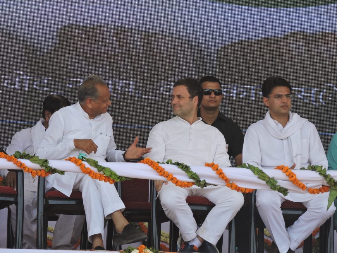 SachinPilot's tweet photo. आज कांग्रेस अध्यक्ष श्री राहुल गांधी जी के साथ अजमेर में आयोजित जनसभा में शिरकत कर सभा को सम्बोधित किया एवं अजमेर की जनता से कांग्रेस को समर्थन देकर विजयी बनाने की अपील की| https://t.co/LNW1VTV8rs