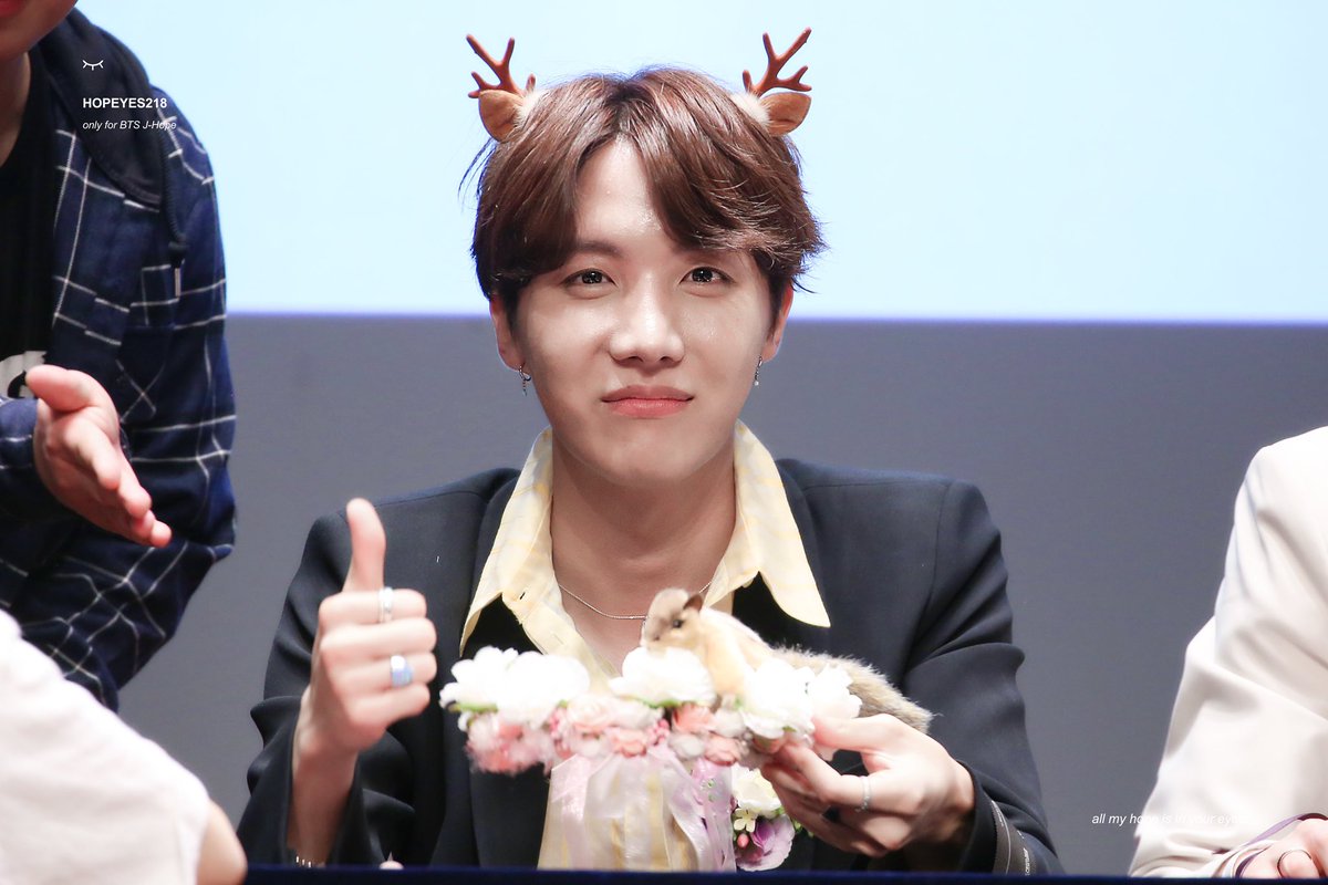 HOPEYES218's tweet photo. 190425 팬싸 
🙏🏻🙏🏻🙏🏻
#제이홉 #호석 #호비 #JHOPE
#BBMAsTopSocial BTS @BTS_twt https://t.co/HTisDpMcvI