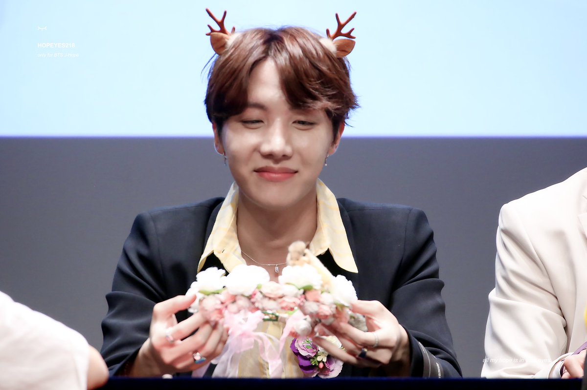 HOPEYES218's tweet photo. 190425 팬싸 
🙏🏻🙏🏻🙏🏻
#제이홉 #호석 #호비 #JHOPE
#BBMAsTopSocial BTS @BTS_twt https://t.co/HTisDpMcvI