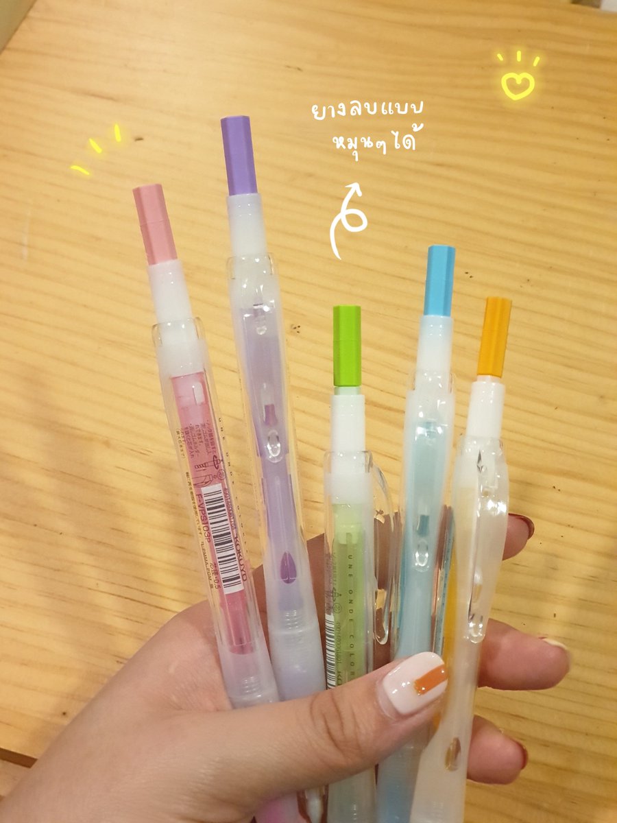 smaisiam's tweet photo. วันนี้มารีวิวปากกากับดินสอ ยี่ห้อ kokuyo  ปากกาอันนี้เขียนลื่นแล้วก็สีน่ารัก แต่ที่ชอบสุดคือดินสอกด ฮื่อ ตรงหัวมันมียางลบแบบยาวๆด้วยนะ อันสีพาสเทลคือสุดแสนจะคิ้วววต์ ไม่ต้องกลัวว่าจะหมดเร็วเลย ซื้อได้ที่ร้านคูมป่าป๊า เพราะนำเข้ามาเอง ราคาน่ารัก ปากกา 39 บาท ดินสอ 44 บาท ฮับ 🦔✏️ https://t.co/Jb66JqEgHw