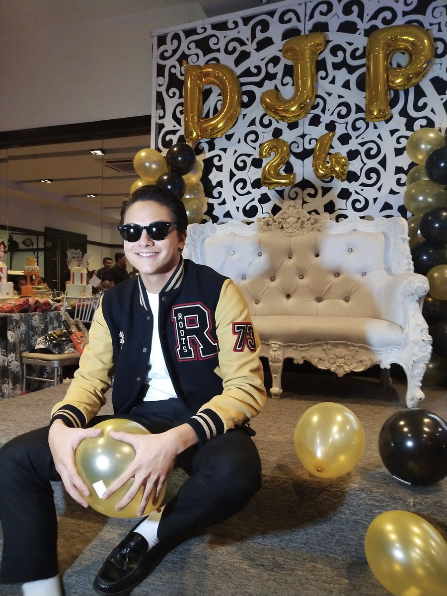 DanielRocksss's tweet photo. Maraming salamat sa 10 taong pagbibigay ng inspirasyon at kaligayahan sa aming lahat. Mahal ka namin Daniel! 💌 Happy 24th bday Supremo! 💋 Enjoy ur day! We wish u nothing but the best! 😘 

LOVE,
UR DANIELROCKS FAMILY. 🤘

"We will never forget"

@imdanielpadilla #Daniel1024 https://t.co/TY6T6Kbtb6