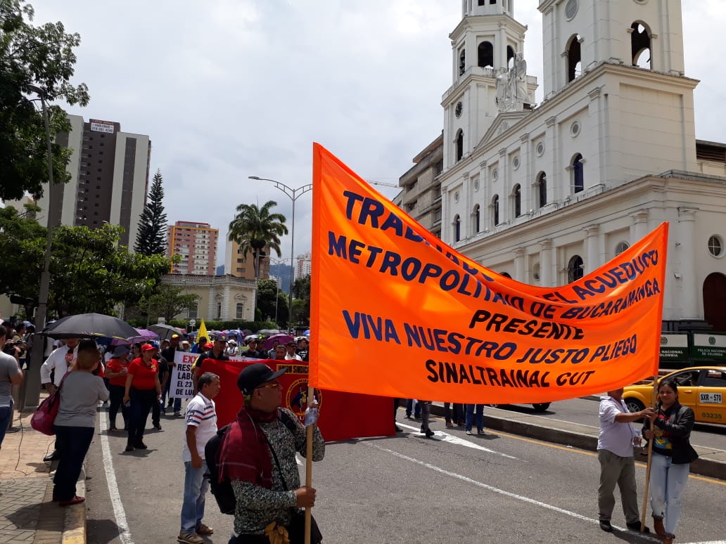 BLUSantanderes's tweet image. Más de 5.000 personas marchan en medio del #ParoNacional por las calles de #Bucaramanga. A esta hora llegan los manifestantes al centro de la ciudad, donde se registran problemas de movilidad #MañanasBLU #ColombiaEstáAlAire bit.ly/TmZwk2