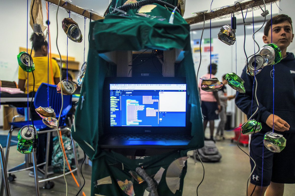 jumekubo's tweet photo. “Behind the curtain”. The creature’s brain at work. #hummingbirdrobotics #robotics #sensethinkact #pbl #middleschool #sixthgrade #snapcoding @birdbraintech https://t.co/DhDDTtIuMt