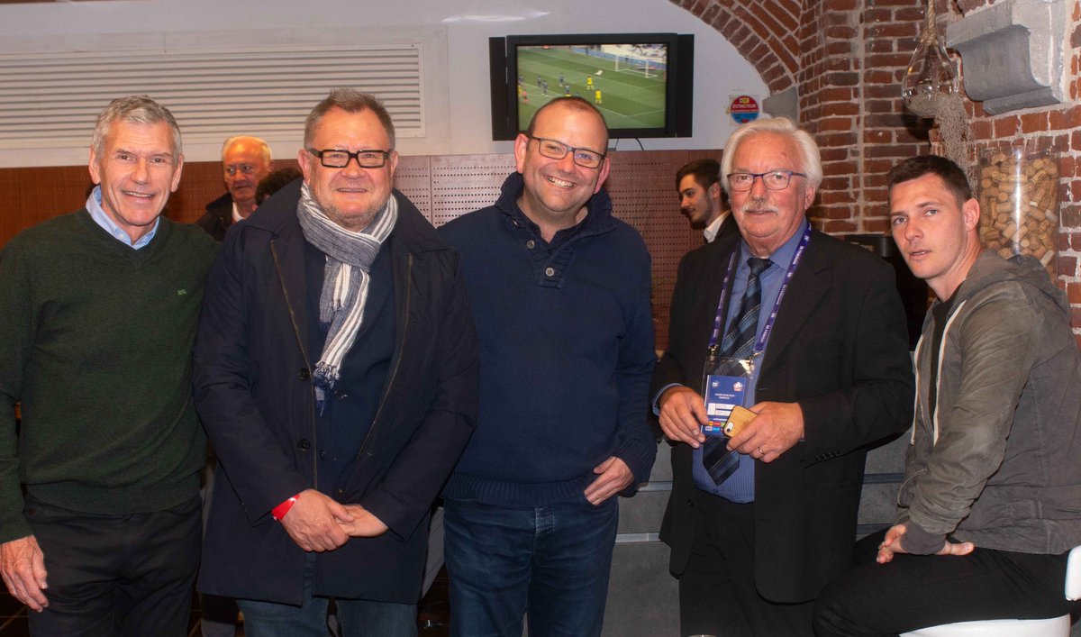 LOSC_Feminines's tweet photo. En marge de ce #LOSCASJ, Patrick Robert, Président de #LOSC Association, avait convié des invités #VIP, parmi eux un visage bien connu des supporters du @losclive, un certain Ludovic #Obraniak 😍
Merci pour ta présence et ton soutien @Ludo_Obraniak 😉 https://t.co/XKAt3h31aC